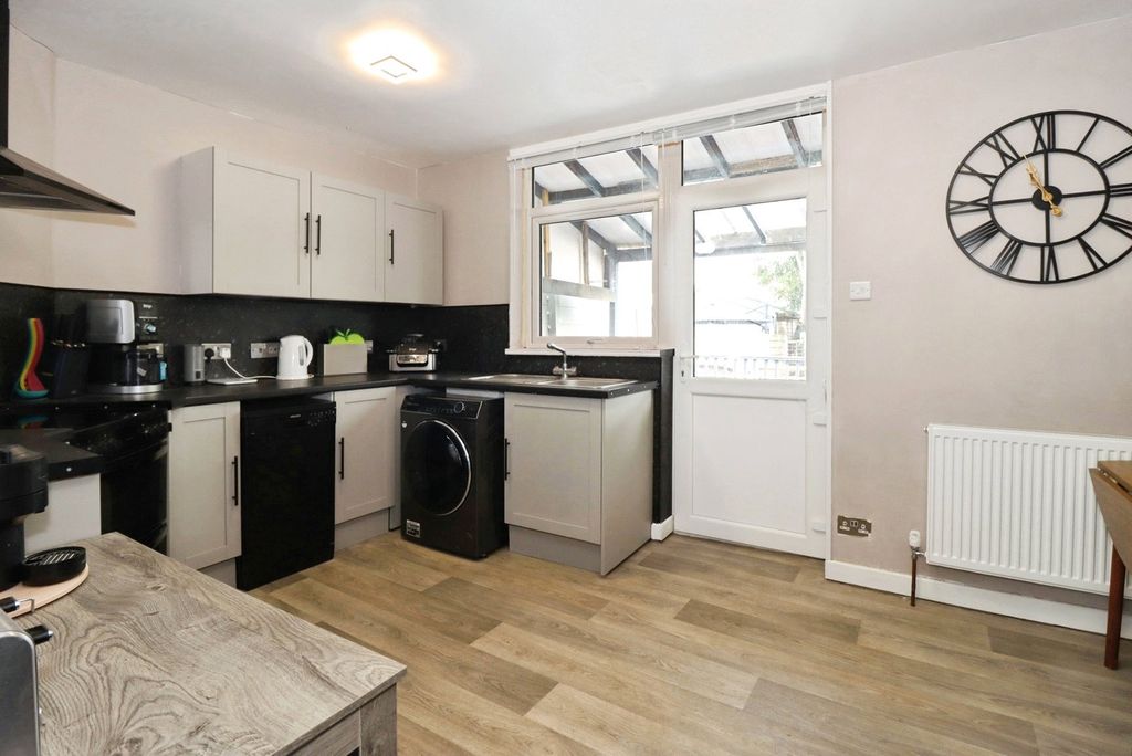 Property photo 2 of 16 Kitchen