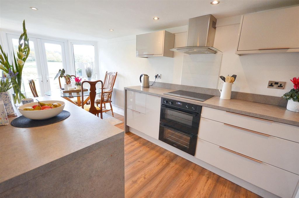 Property photo 3 of 21 Dining Kitchen