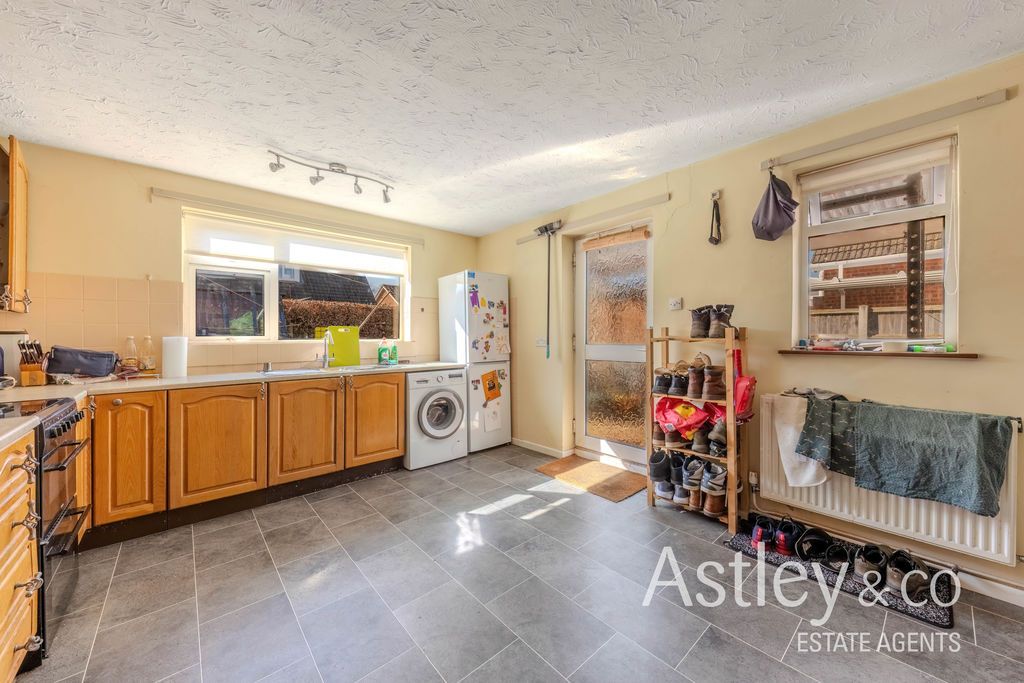 Property photo 3 of 14 Kitchen