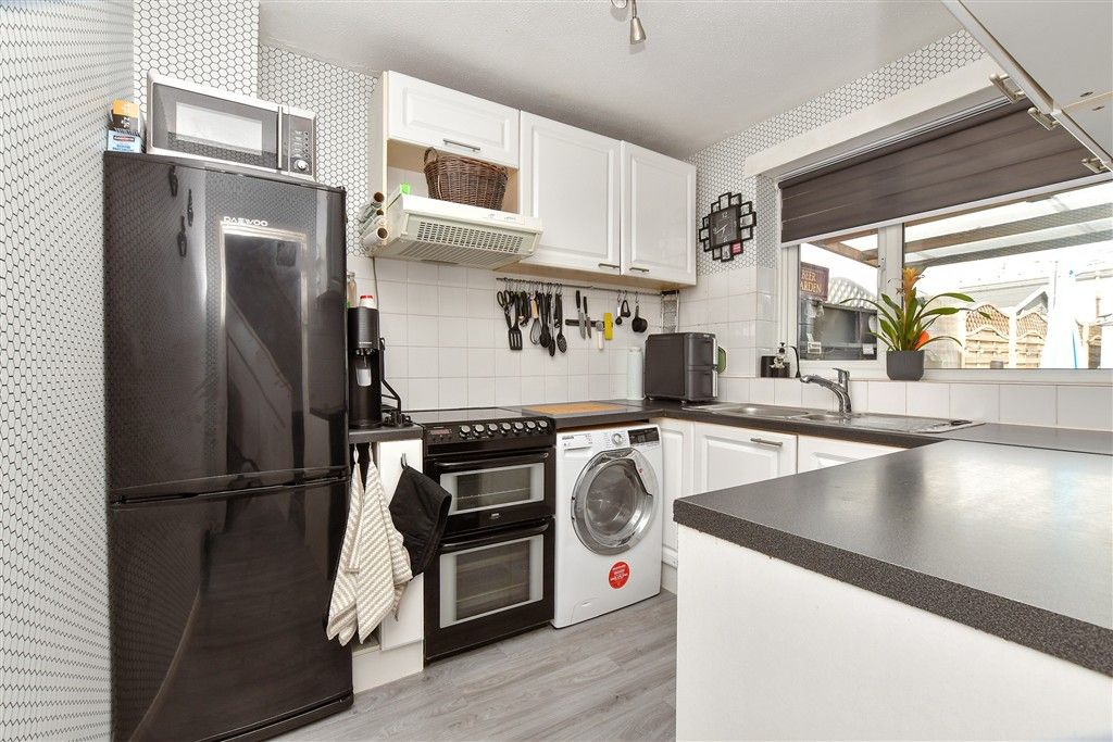 Property photo 3 of 10 Kitchen