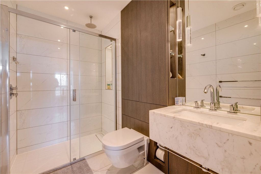 Property photo 3 of 25 Main Bathroom