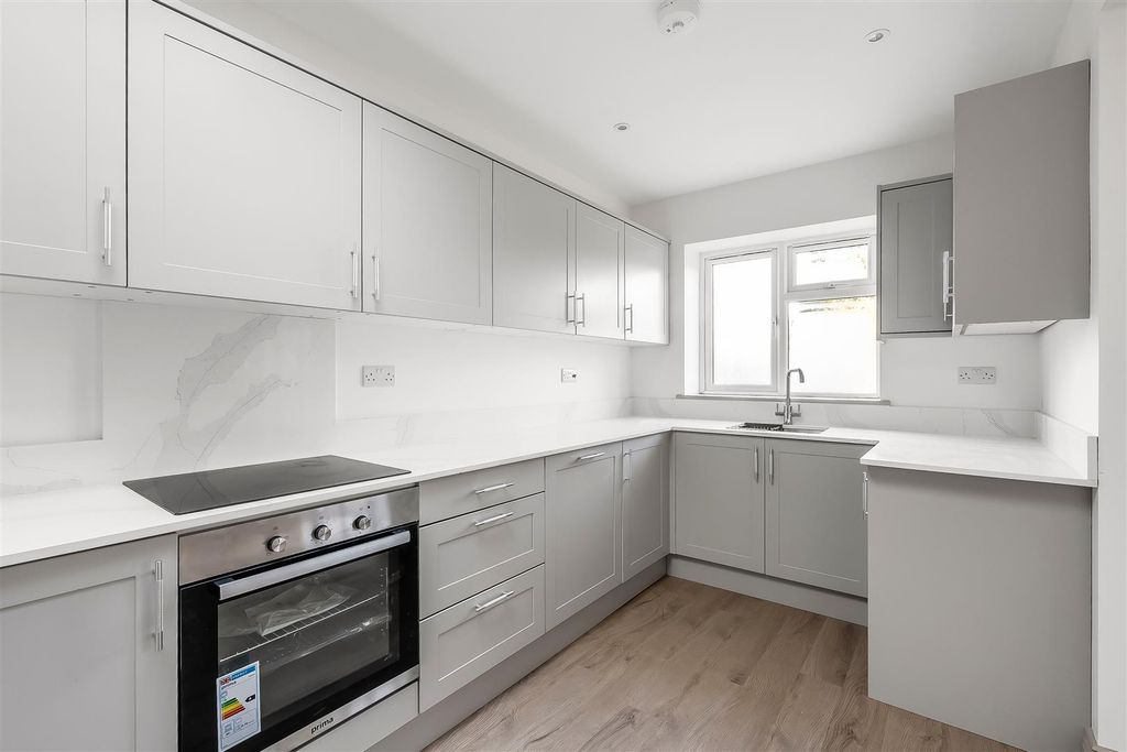 Property photo 3 of 31 93-Hurst-Green-Road-16.Jpg