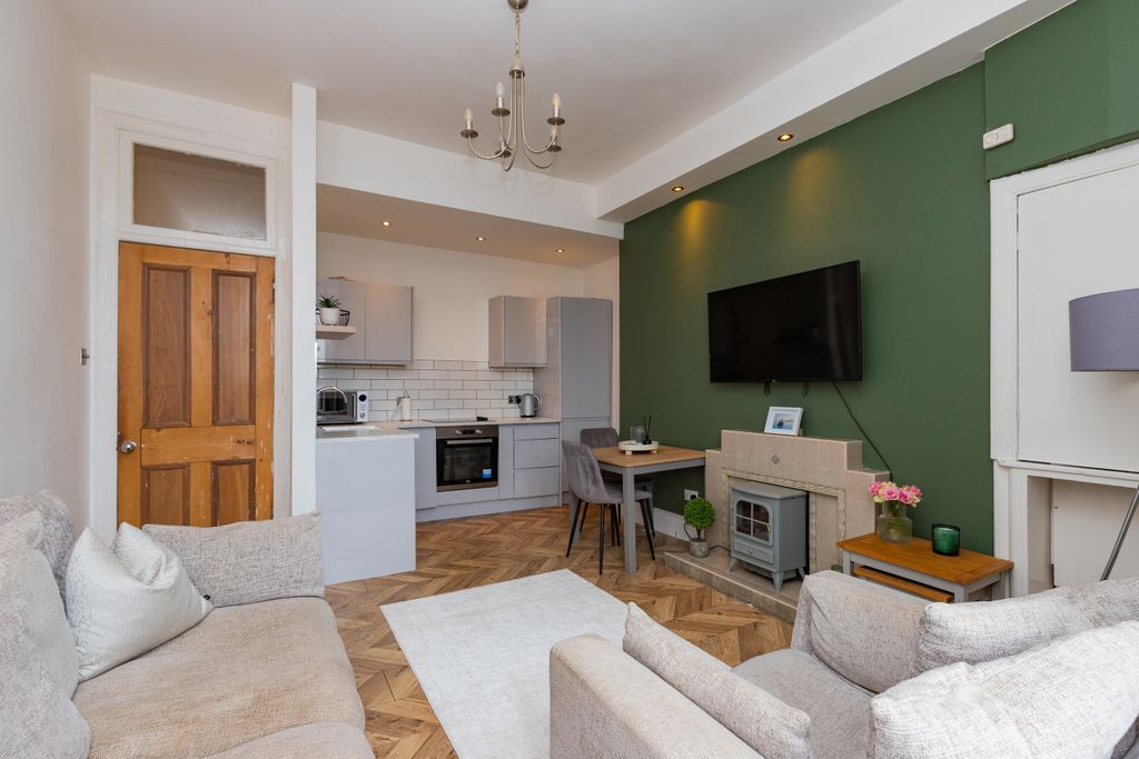 Property photo 3 of 18 2-1 37 Whitehaugh Drive Paisley-12