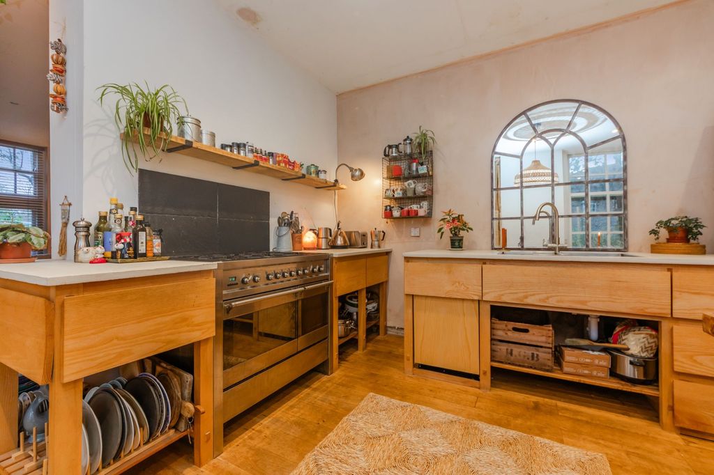 Property photo 2 of 30