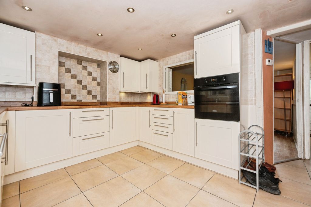 Property photo 3 of 17 Kitchen