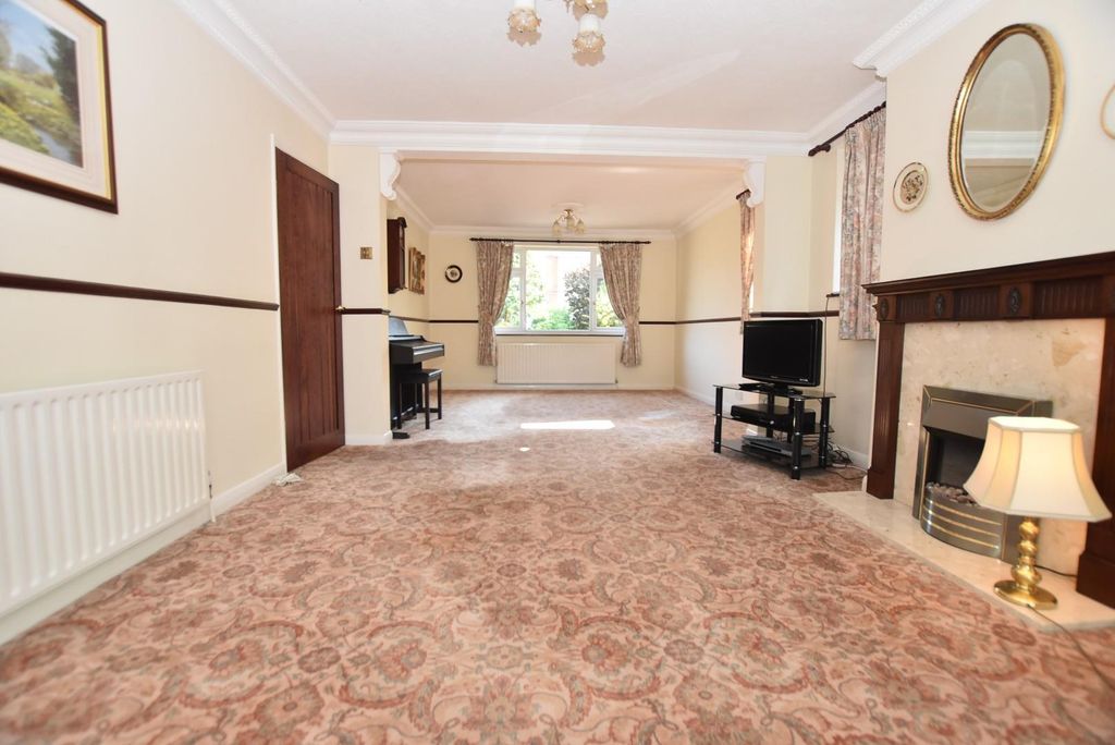 Property photo 3 of 19 Through Lounge Diner.Jpg