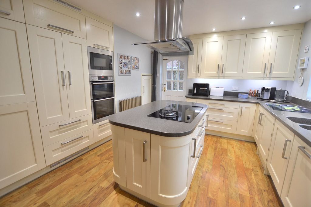 Property photo 2 of 28