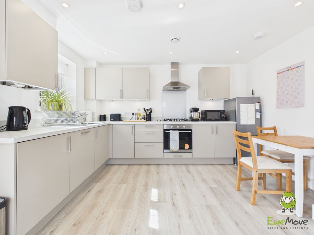 Property photo 2 of 12 Ewemove Estate Agents Basingstoke
