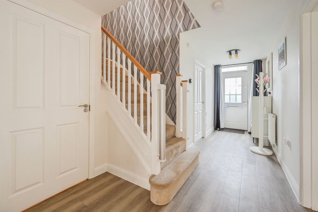 Property photo 2 of 17 Entrance Hall