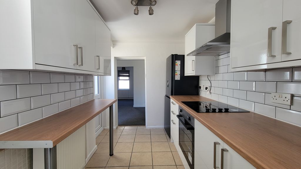 Property photo 3 of 8 Kitchen