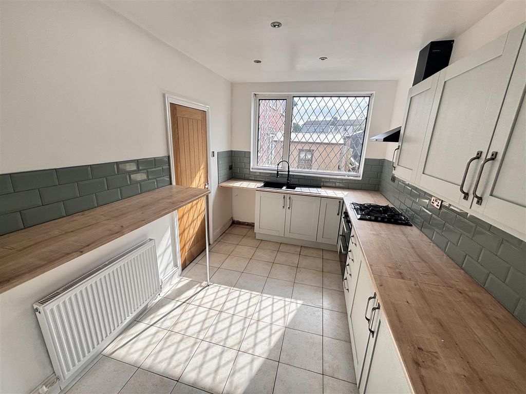 Property photo 3 of 10 Kitchen