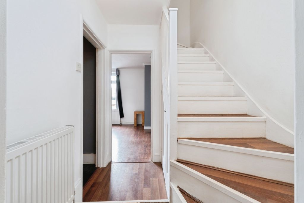 Property photo 3 of 14 Hallway