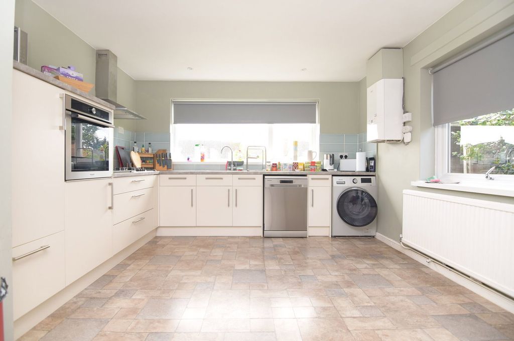 Property photo 2 of 14 2 - Kitchenbreakfast-Room