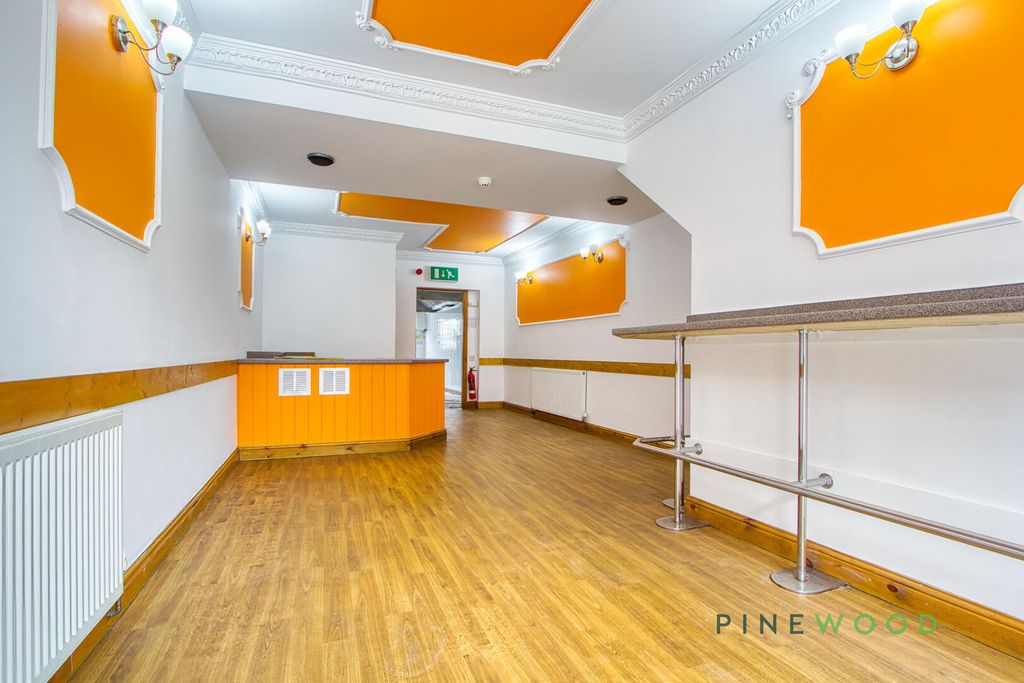 Property photo 3 of 27 Store