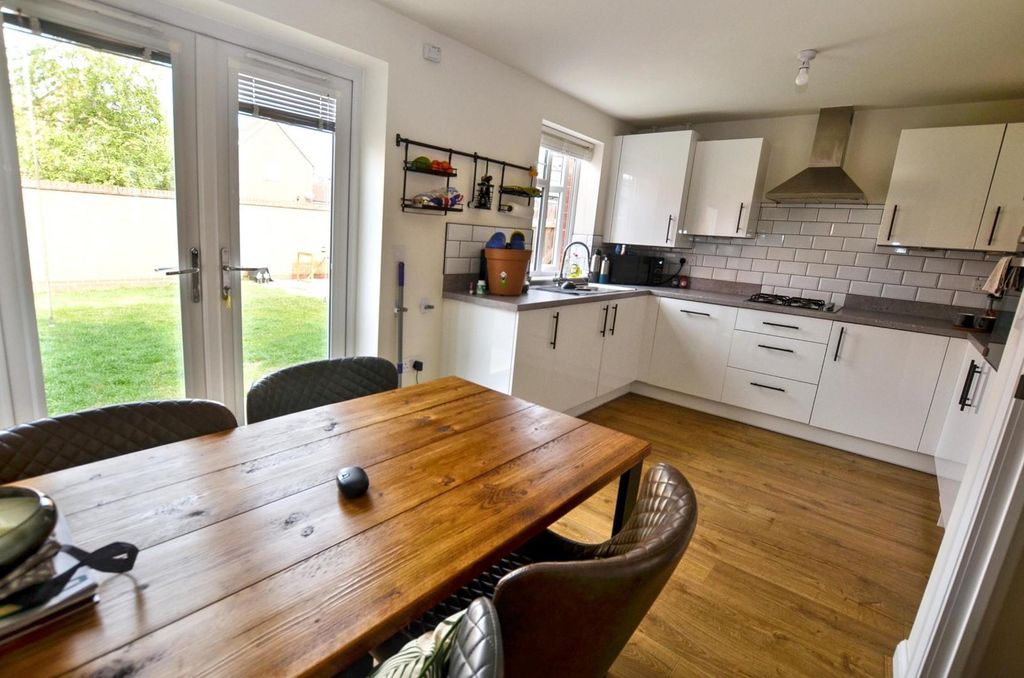 Property photo 3 of 16 Kitchen / Diner