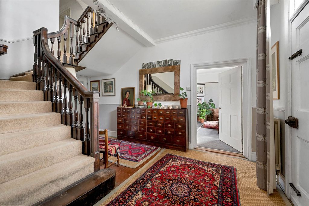 Property photo 2 of 17 Central Hall