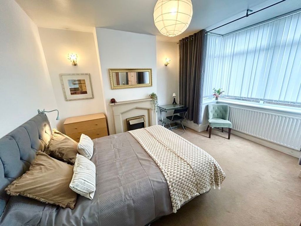 Property photo 1 of 8 A Spacious And Inviting Large Double Bedroom Featu...