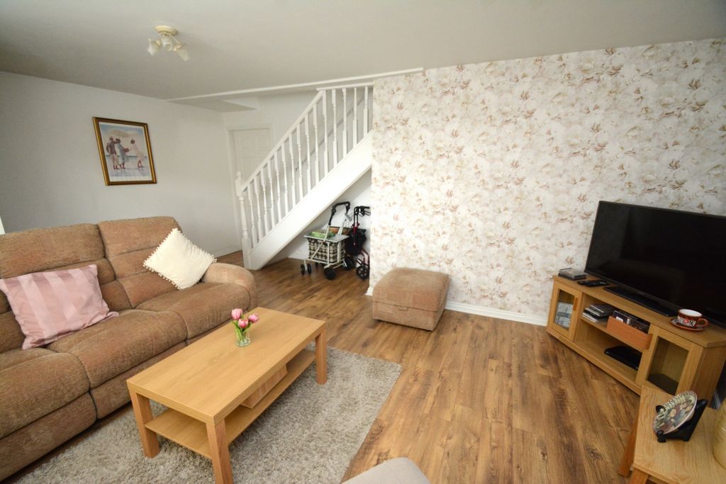 Property photo 3 of 11 Lounge