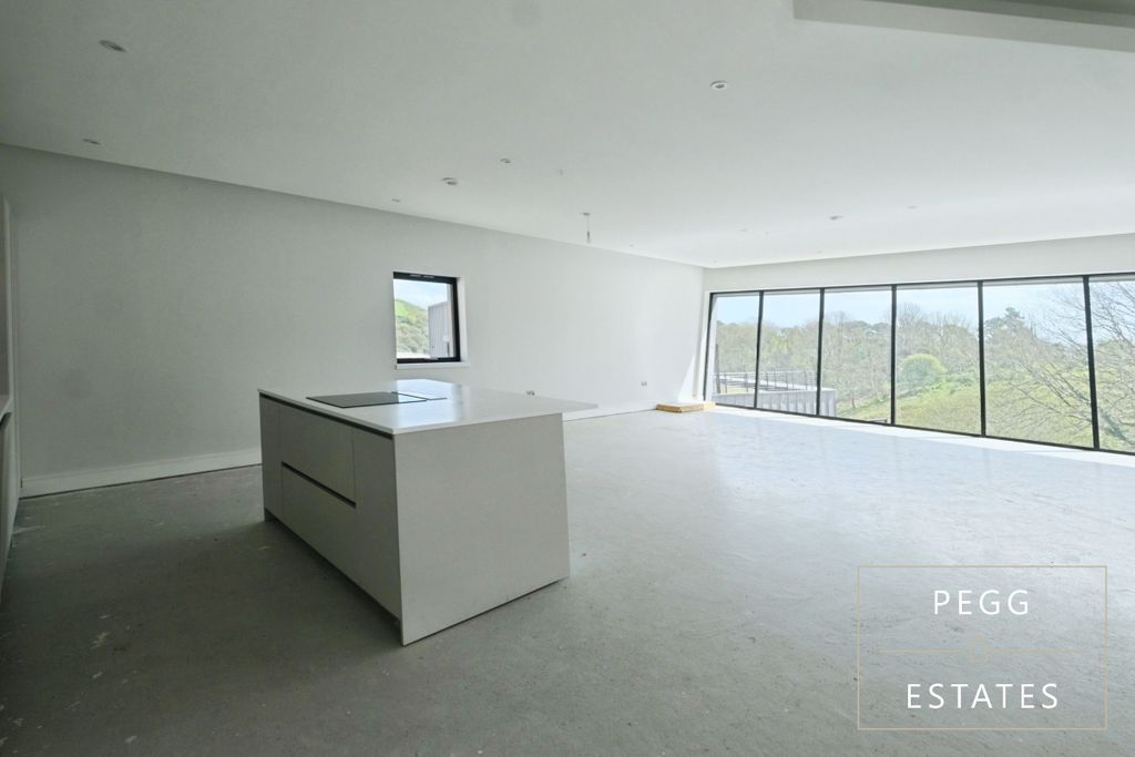 Property photo 2 of 31