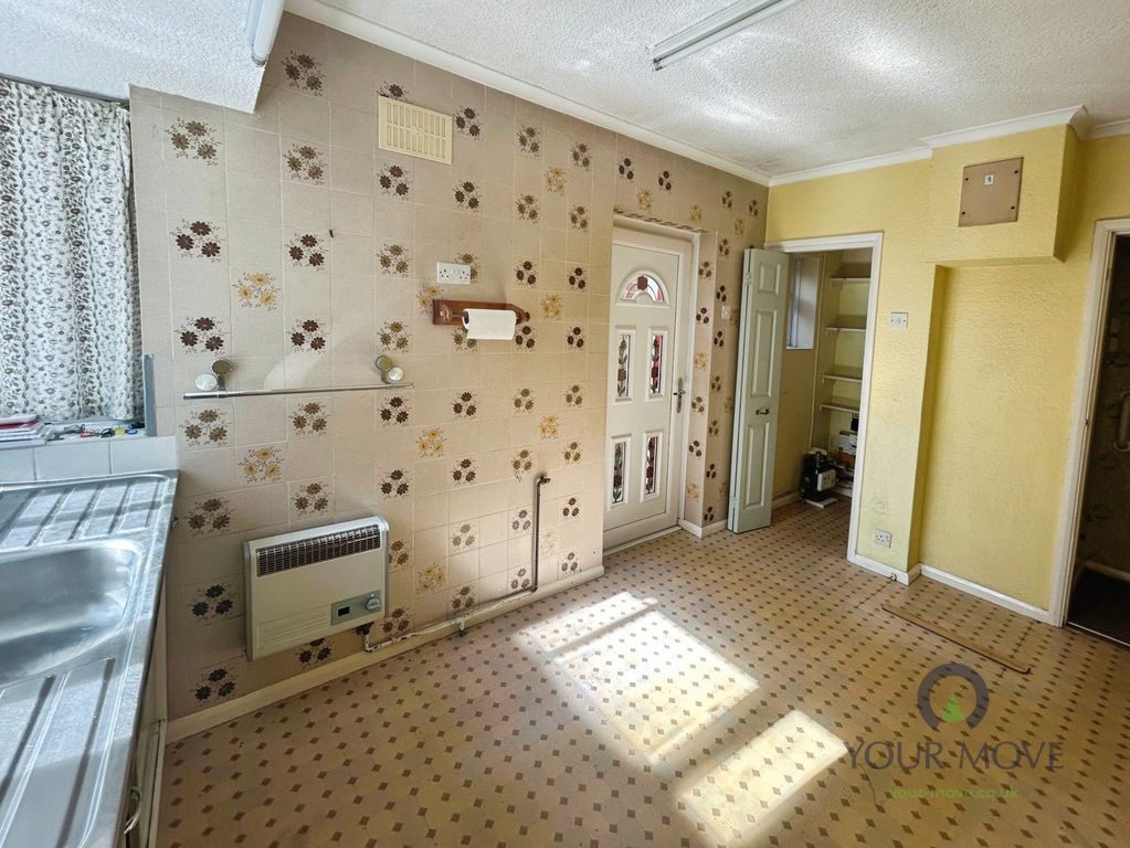 Property photo 3 of 12 Kitchen