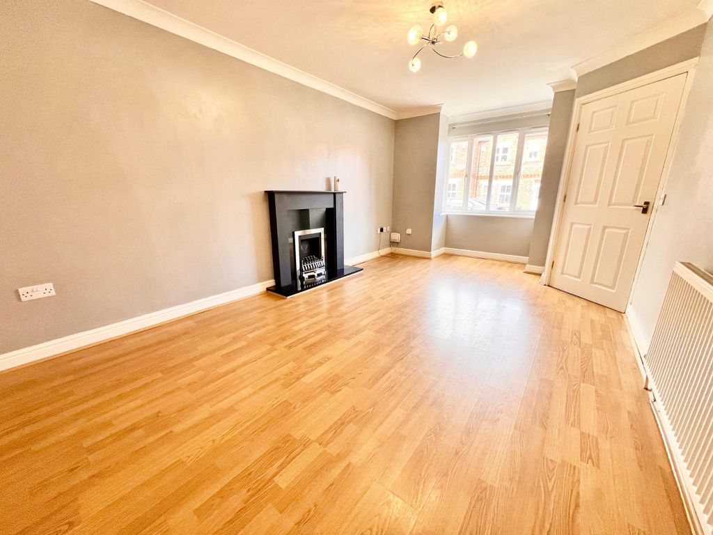 Property photo 3 of 12 Lounge