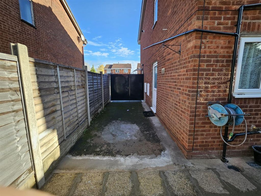 Property photo 3 of 8 15 Grebe Close 14.Jpg