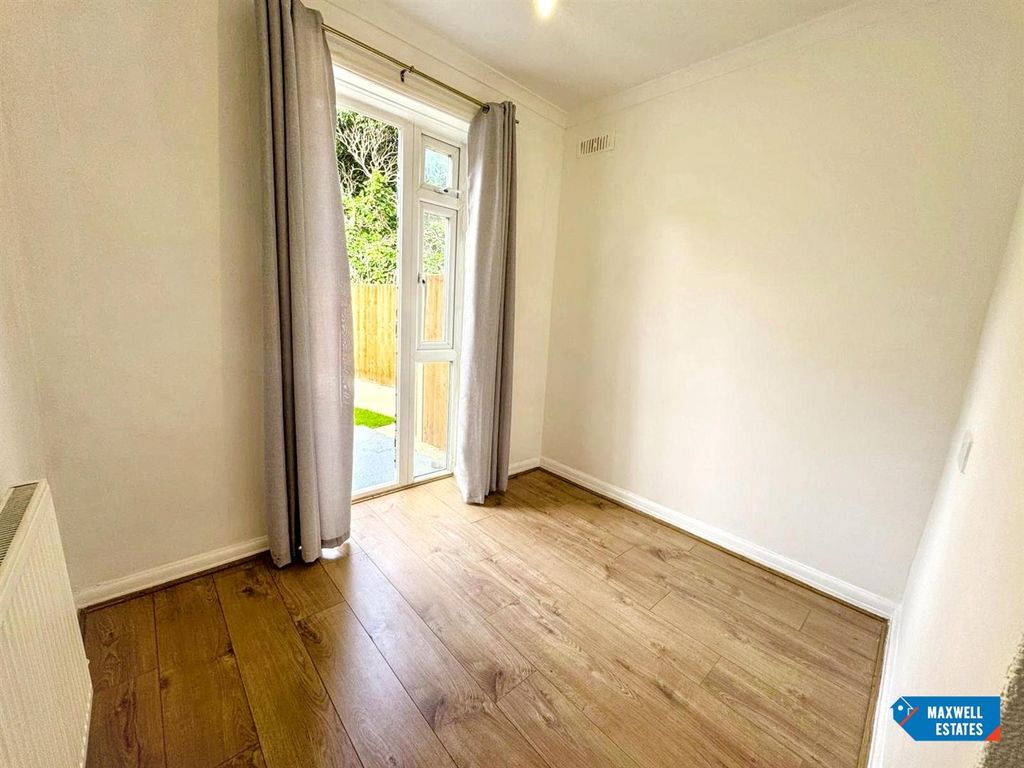 Property photo 3 of 8 7