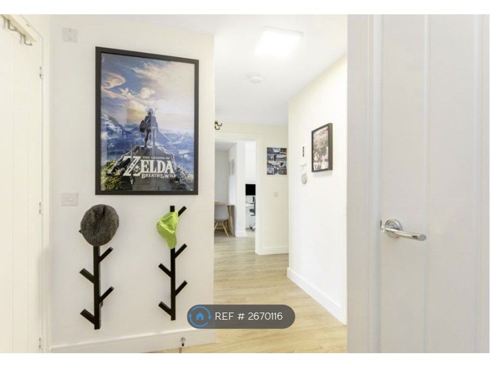 Property photo 2 of 16 Entrance Hall Way