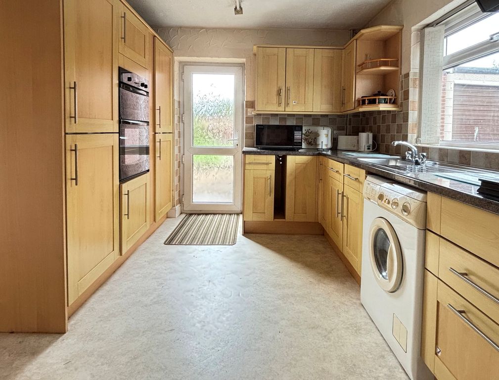 Property photo 3 of 11 Kitchen