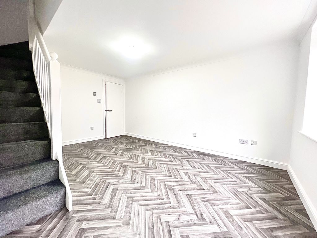 Property photo 3 of 9 C