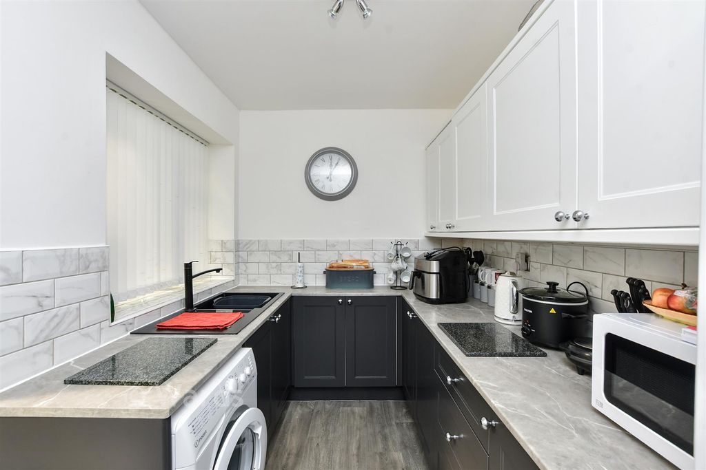 Property photo 1 of 11 Kitchen