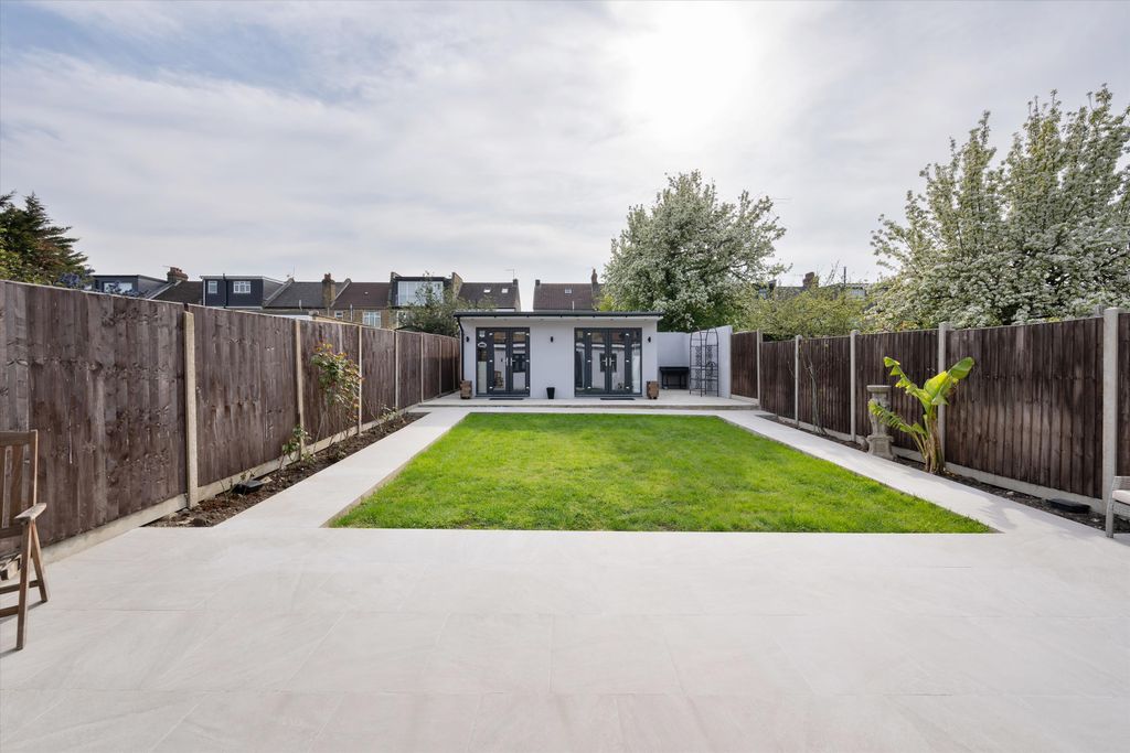 Property photo 2 of 18 Image