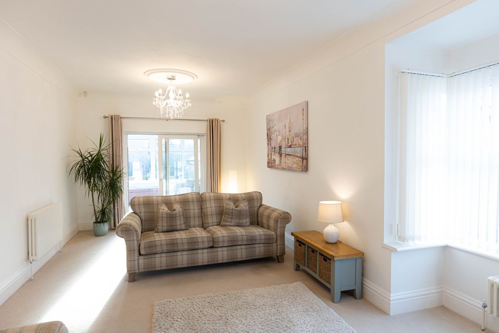 Property photo 3 of 19 Lounge