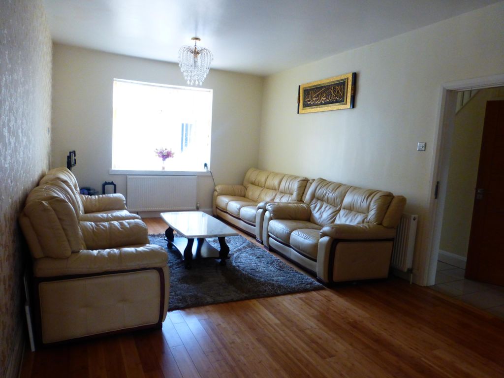 Property photo 3 of 4 Living Room