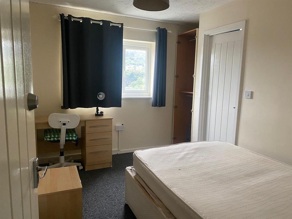 Property photo 1 of 5 Bright Bedroom With Dedicated Study Workspace...