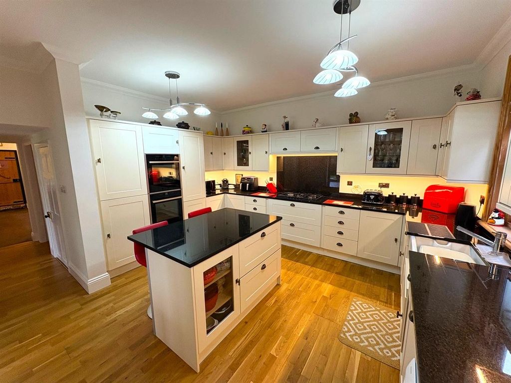 Property photo 2 of 40 Kitchen/Breakfast Room