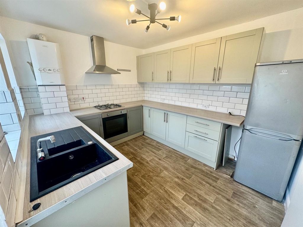 Property photo 3 of 16 Kitchen 2.Jpg
