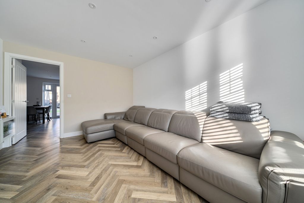 Property photo 3 of 19 1384989-13-69270d...