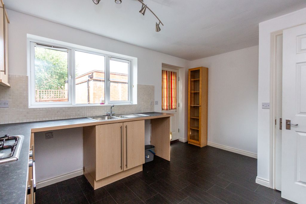 Property photo 3 of 10 Kitchen