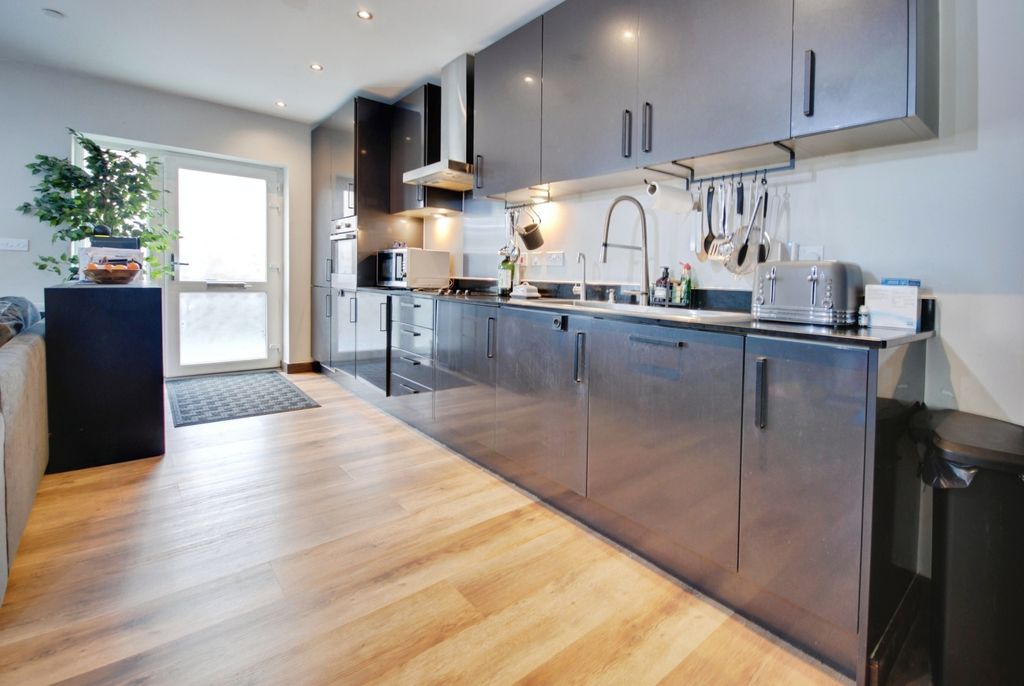 Property photo 3 of 12 Pbox-Kitchen-330418.Jpg