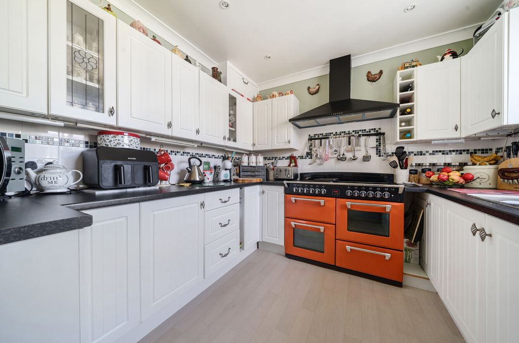 Property photo 3 of 17 3 - 1330559-8-68835B1...
