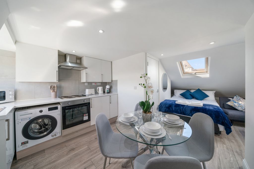 Property photo 1 of 15 Mitcham Road Sw17