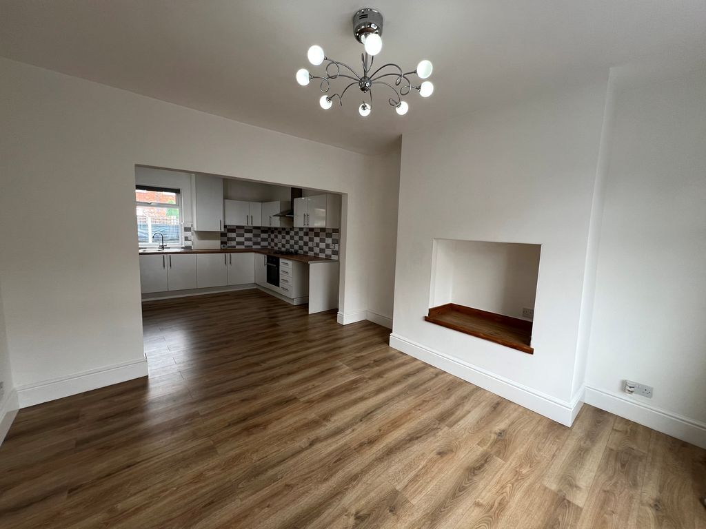 Property photo 2 of 10 Living Space