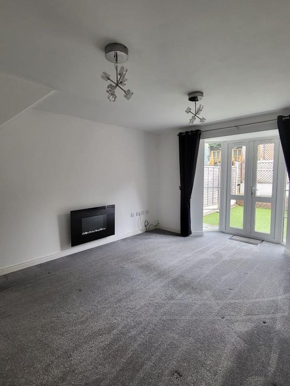 Property photo 3 of 23 Lounge