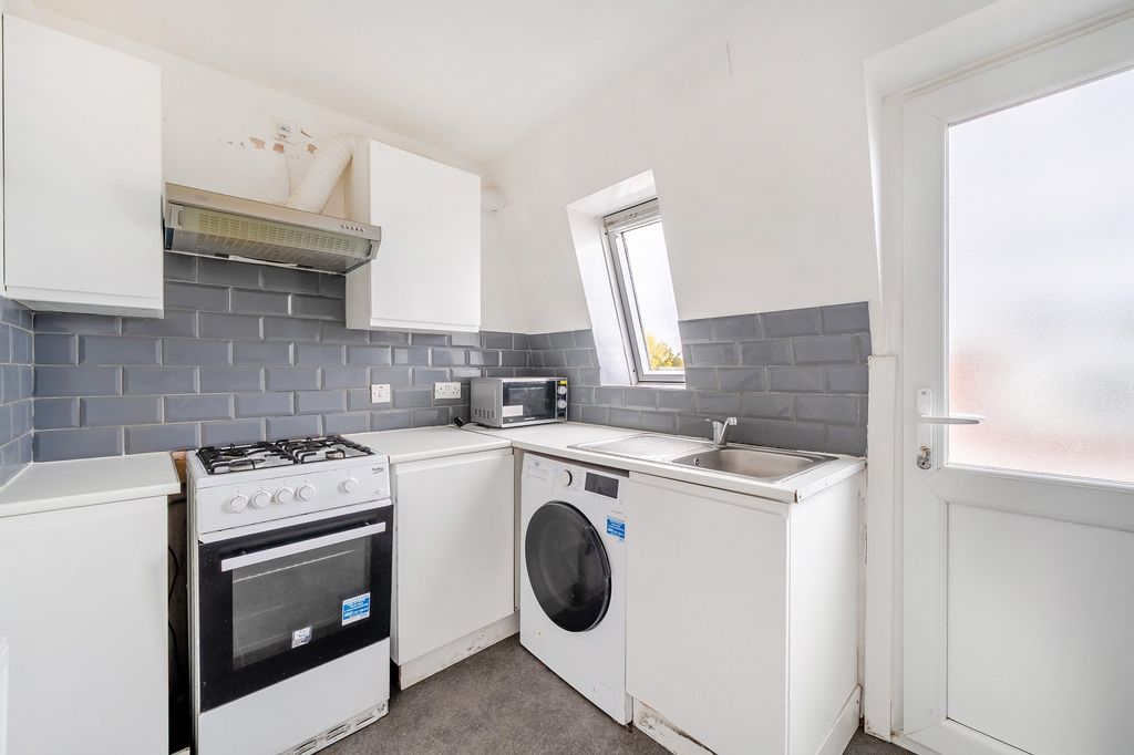 Property photo 3 of 11 Kitchen