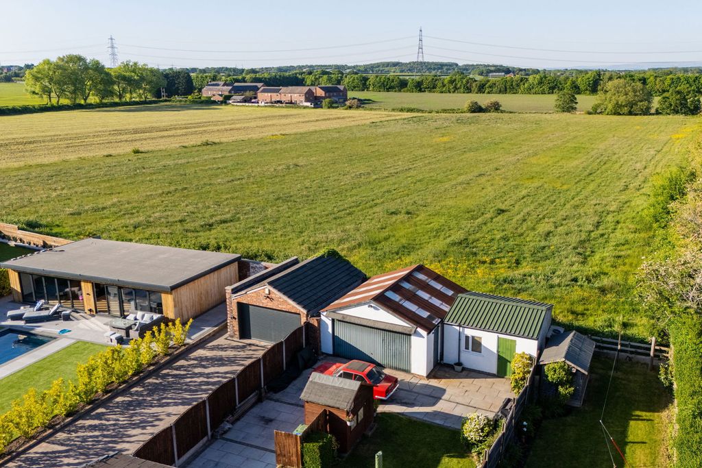 Property photo 2 of 39