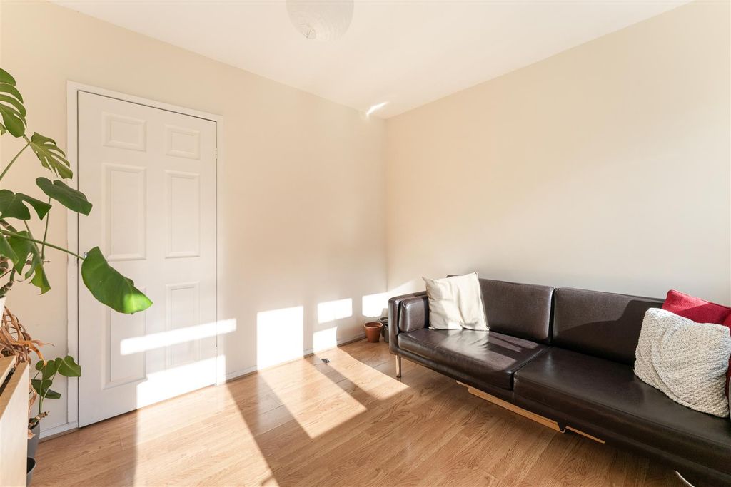 Property photo 2 of 32 Trelawney Estate, E9