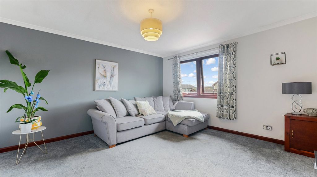 Property photo 2 of 18 Lounge