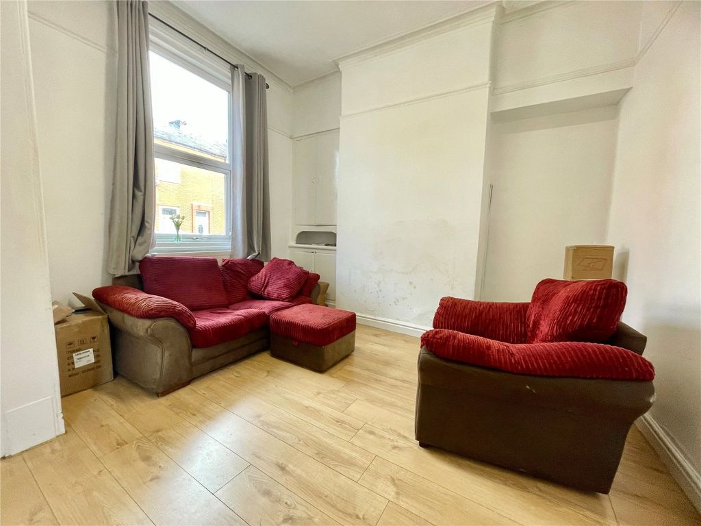 Property photo 3 of 10 Lounge
