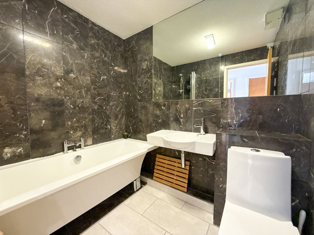 Property photo 3 of 22 Bathroom